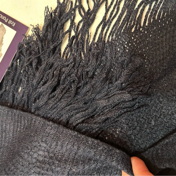 (OS) VINTAGE Kendall & James Navy Blue Knit Poncho - Picture 5 of 5